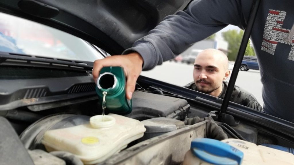 Las cosas que debes revisar en tu coche antes del viaje de vuelta de vacaciones 21 Motor16 Aceite de motor revisar