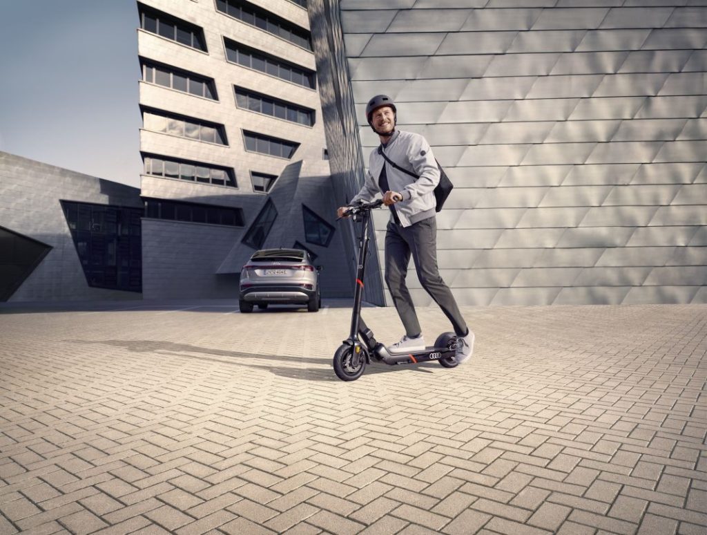 Le fractura el tobillo a un peatón con su patinete y tiene que hipotecar su casa para pagar la multa 127 Motor16 Audi patinete electric kick scooter 1 Motor16