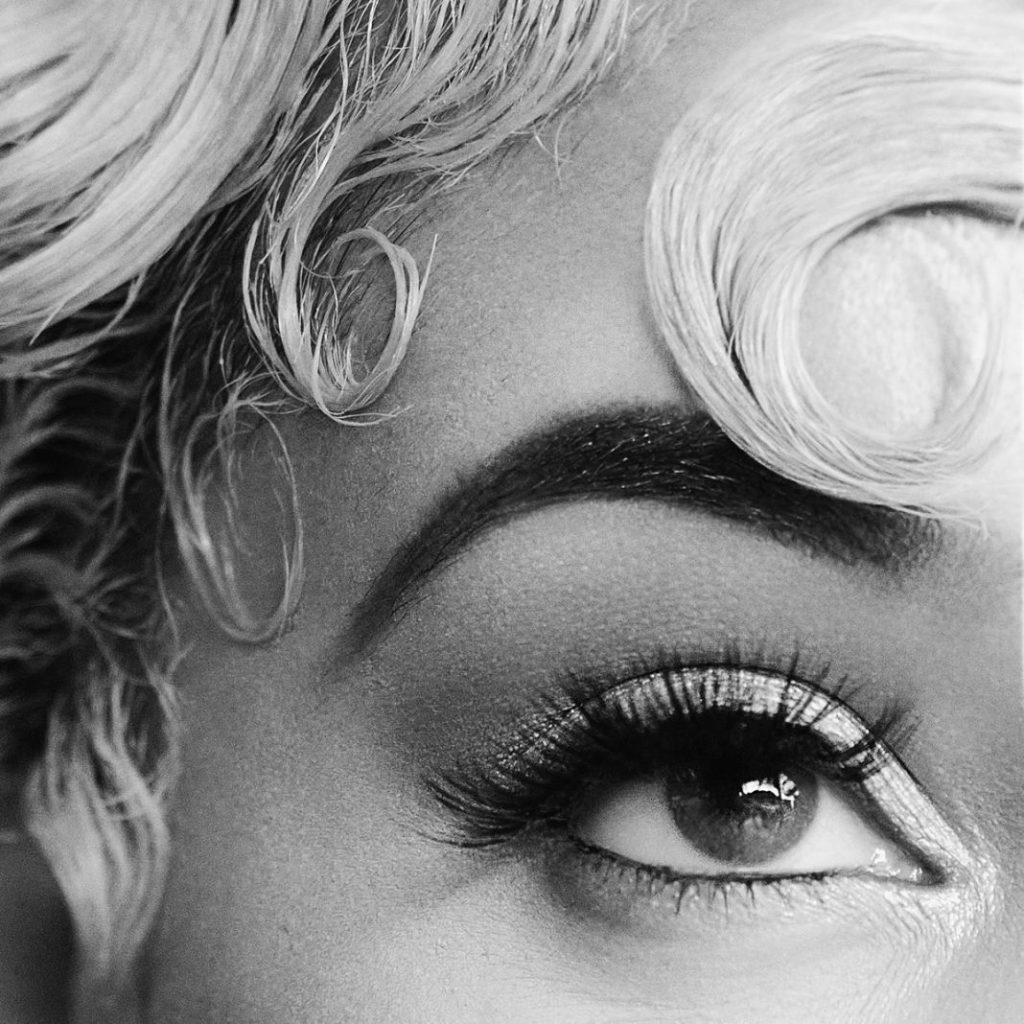 Calendario Pirelli: ya se pueden ver las mejores fotos en España 26 Motor16 Calendario Pirelli 2021 Bryan Adams 01 April Motor16