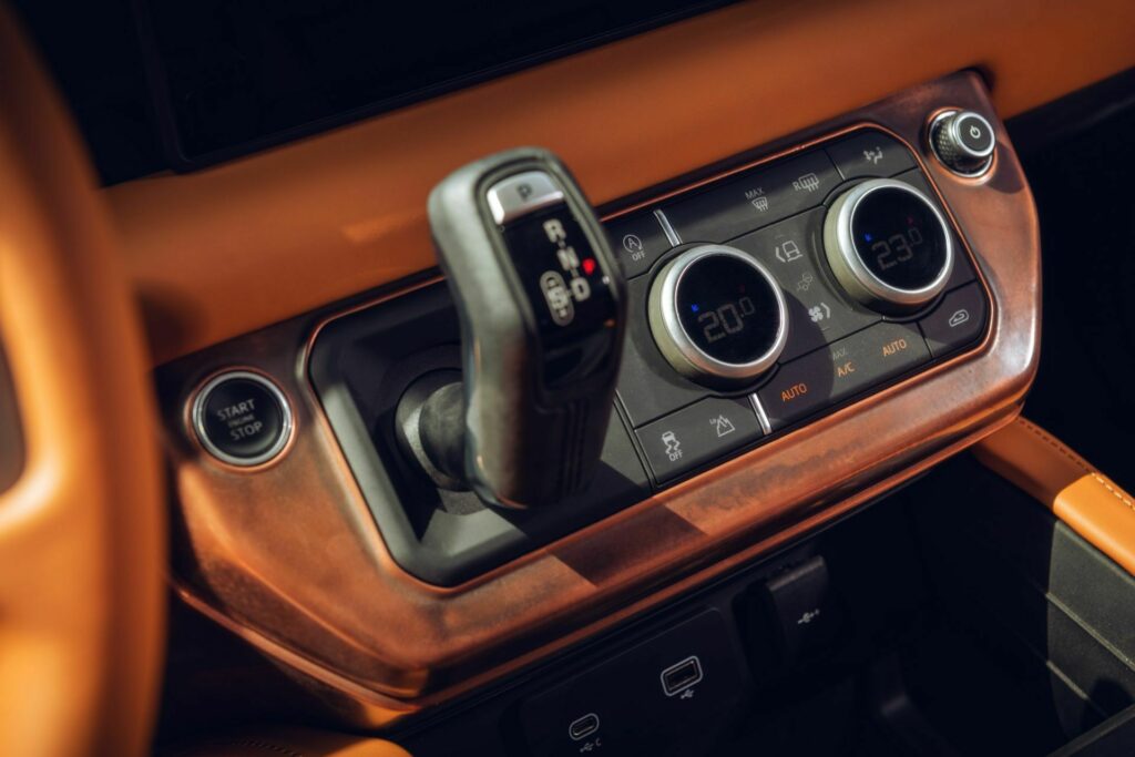 Land Rover Defender 90 Convertible 2024 Heritage Customs 12 Motor16