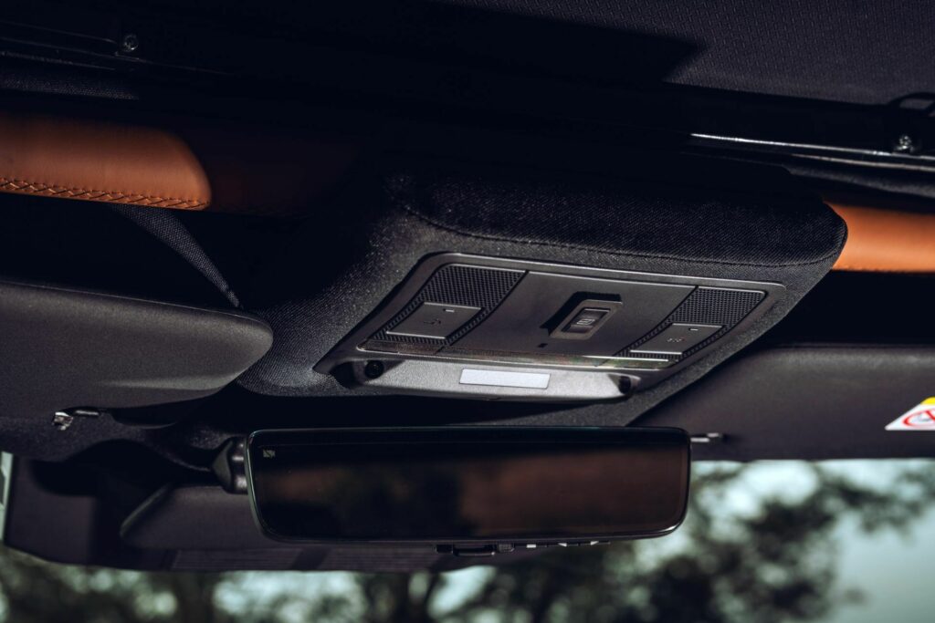 Land Rover Defender 90 Convertible 2024 Heritage Customs 14 Motor16