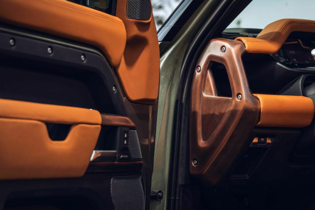 Land Rover Defender 90 Convertible 2024 Heritage Customs 15 Motor16