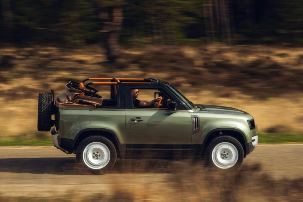 Land Rover Defender 90 Convertible 2024 Heritage Customs 20 Motor16