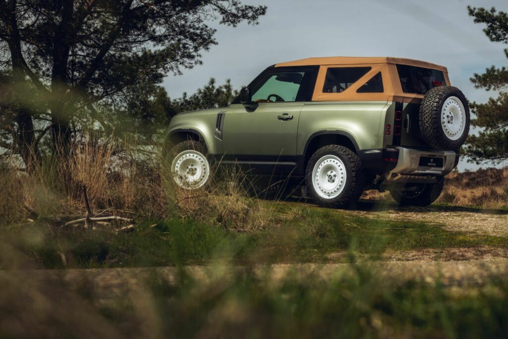 Land Rover Defender 90 Convertible 2024 Heritage Customs 6 Motor16