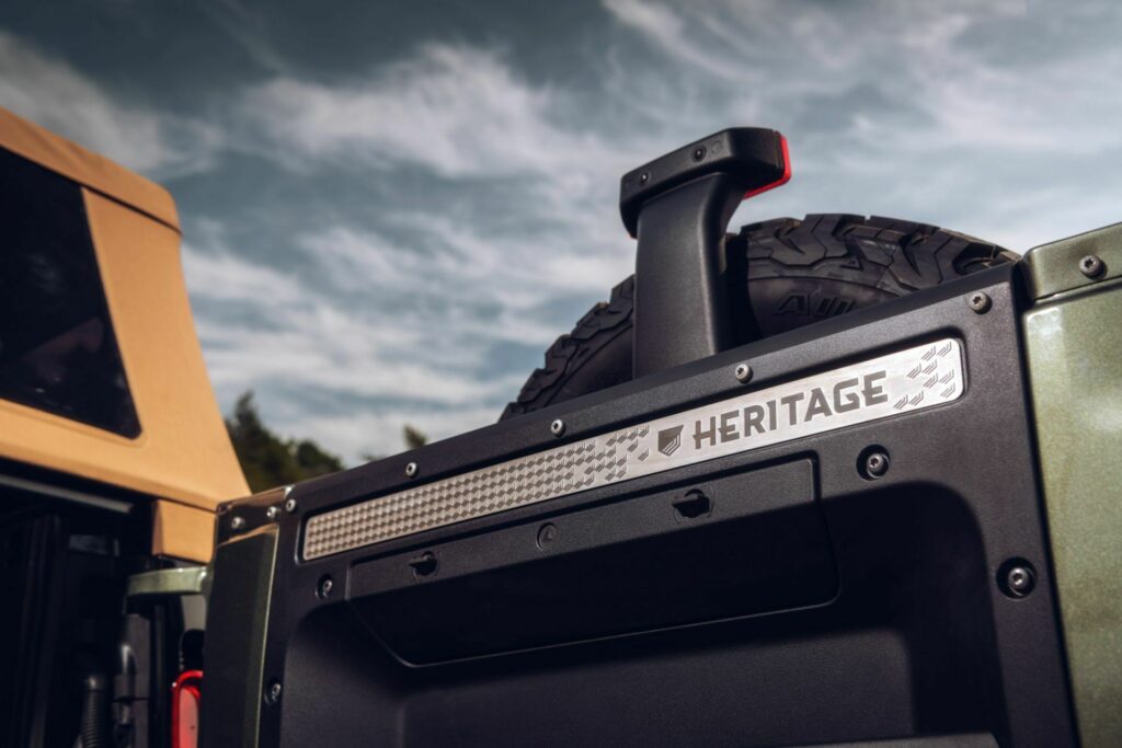 Land Rover Defender 90 Convertible 2024 Heritage Customs 8 Motor16