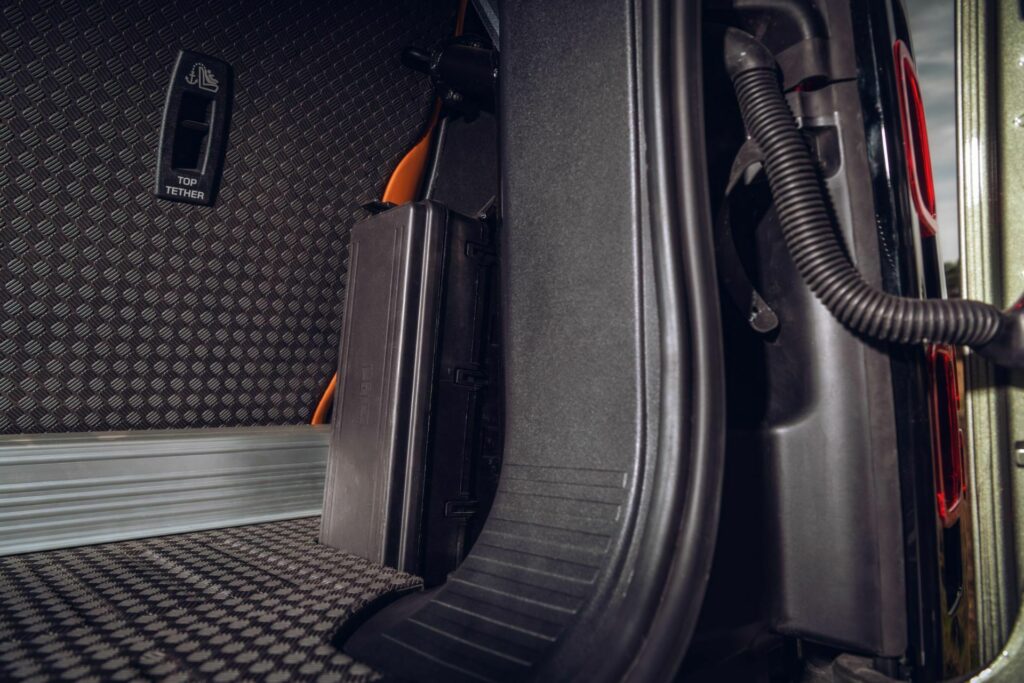 Land Rover Defender 90 Convertible 2024 Heritage Customs 9 Motor16