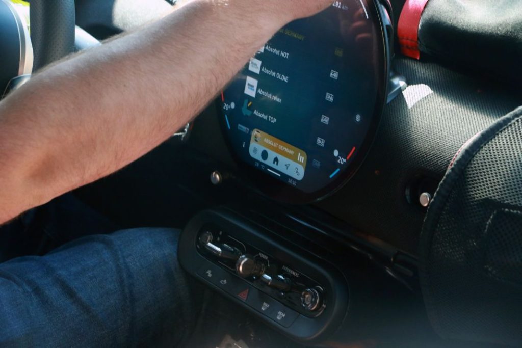 Así es por dentro del Mini Cooper eléctrico de 2024 3 Motor16 MINI Cooper Electric interior 6 Motor16