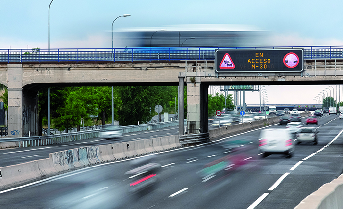Así es la nueva baliza inteligente, que sustituye a los triángulos, y que será obligatoria en 2026 21 Motor16 Paneles grande Motor16