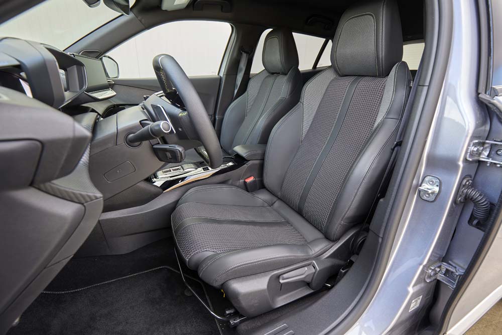 Comparativa Seat Arona 1.0 TSI, Peugeot 2008 1.2 PureTech y VW T-Cross 1.0 TSI 32 Motor16 Peugeot 2008 15 Motor16
