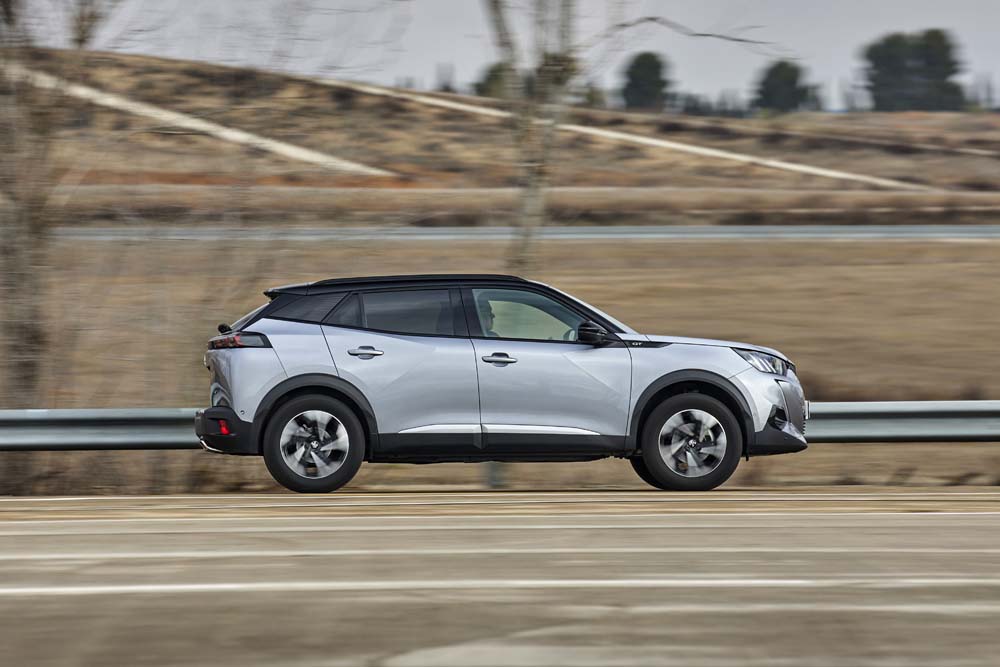 Comparativa Seat Arona 1.0 TSI, Peugeot 2008 1.2 PureTech y VW T-Cross 1.0 TSI 13 Motor16 Peugeot 2008