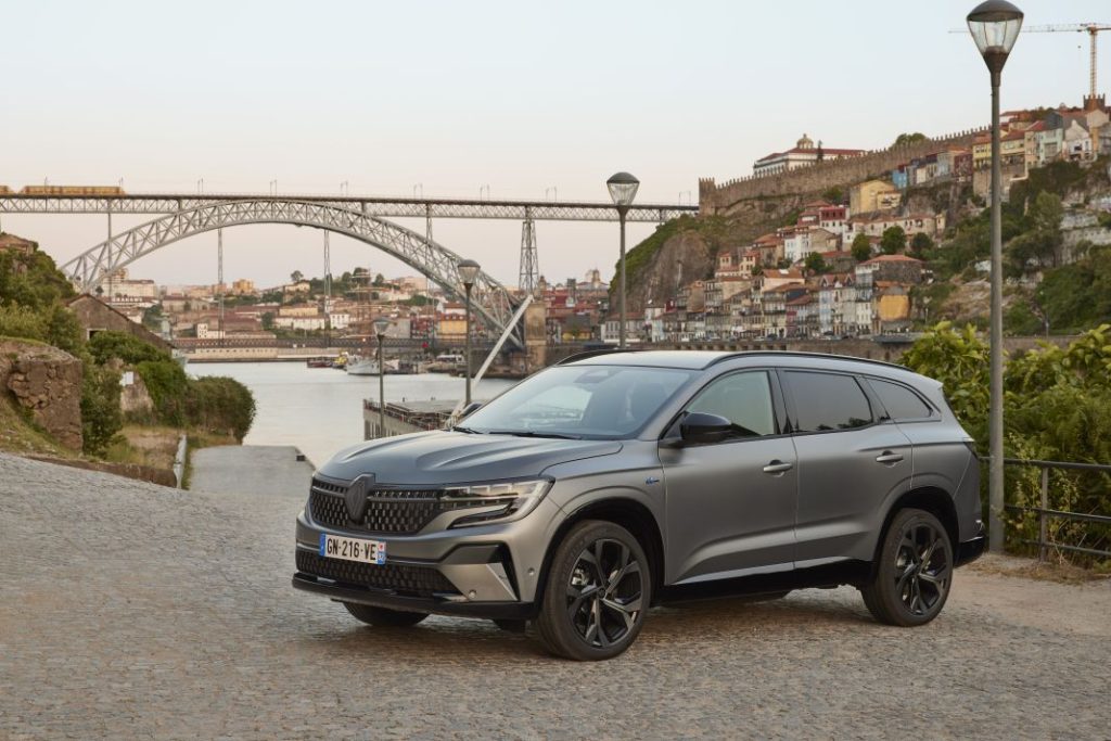 Primera prueba del Renault Espace VI E-Tech Full Hybrid 200: La reinvención del monovolumen 20 Motor16 Renault Espace VI E Tech full hybrid 200 cv prueba 120 Motor16