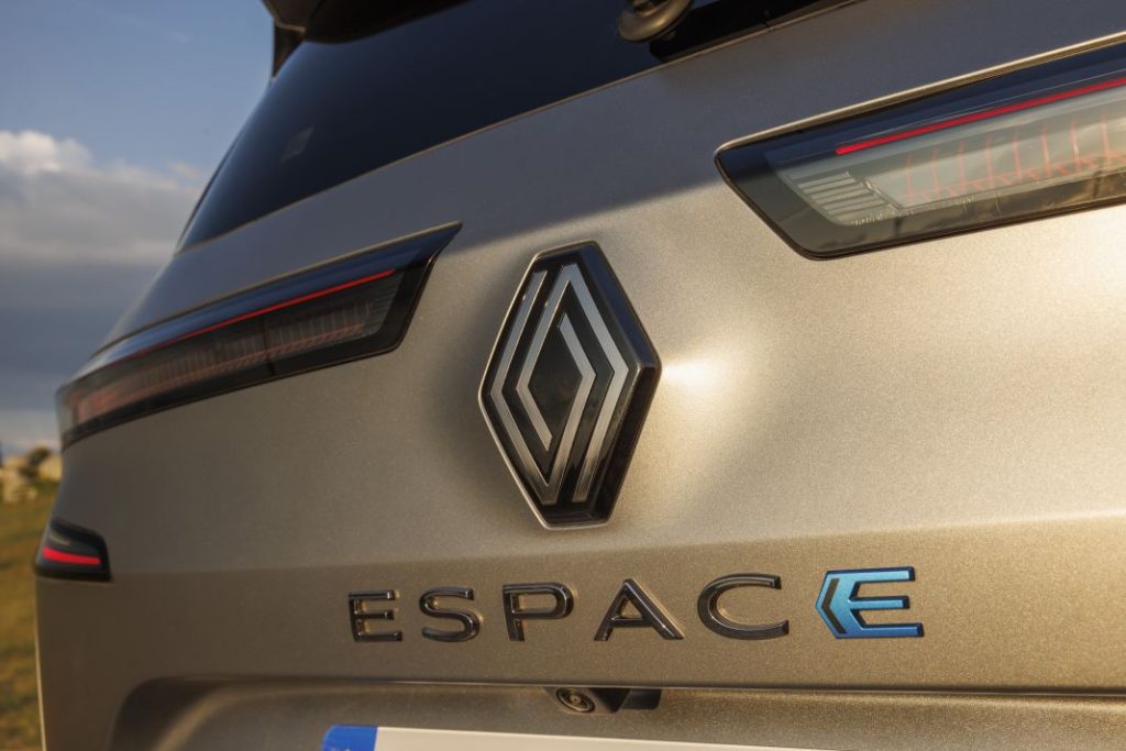 Primera prueba del Renault Espace VI E-Tech Full Hybrid 200: La reinvención del monovolumen 14 Motor16 Renault Espace VI E Tech full hybrid 200 cv prueba 132 Motor16