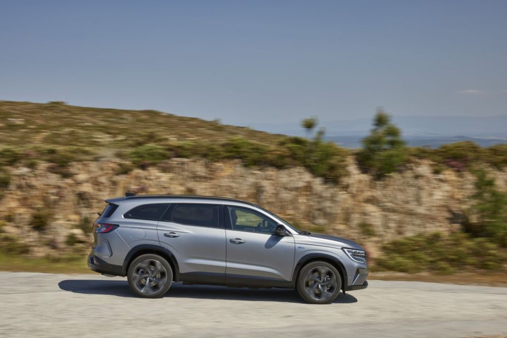Primera prueba del Renault Espace VI E-Tech Full Hybrid 200: La reinvención del monovolumen 1 Motor16 Renault Espace VI E Tech full hybrid 200 cv prueba 139 Motor16