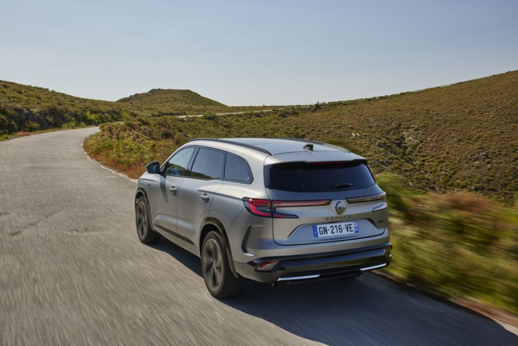 Primera prueba del Renault Espace VI E-Tech Full Hybrid 200: La reinvención del monovolumen 10 Motor16 Renault Espace VI E Tech full hybrid 200 cv prueba 142 Motor16