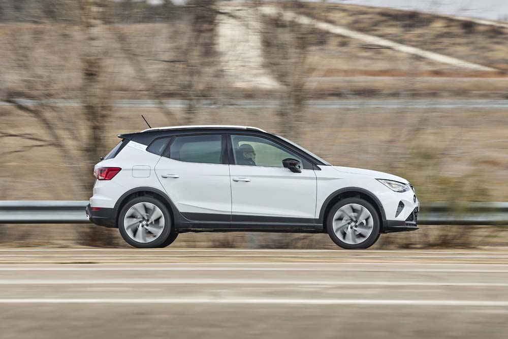 Comparativa Seat Arona 1.0 TSI, Peugeot 2008 1.2 PureTech y VW T-Cross 1.0 TSI 6 Motor16 Seat Arona