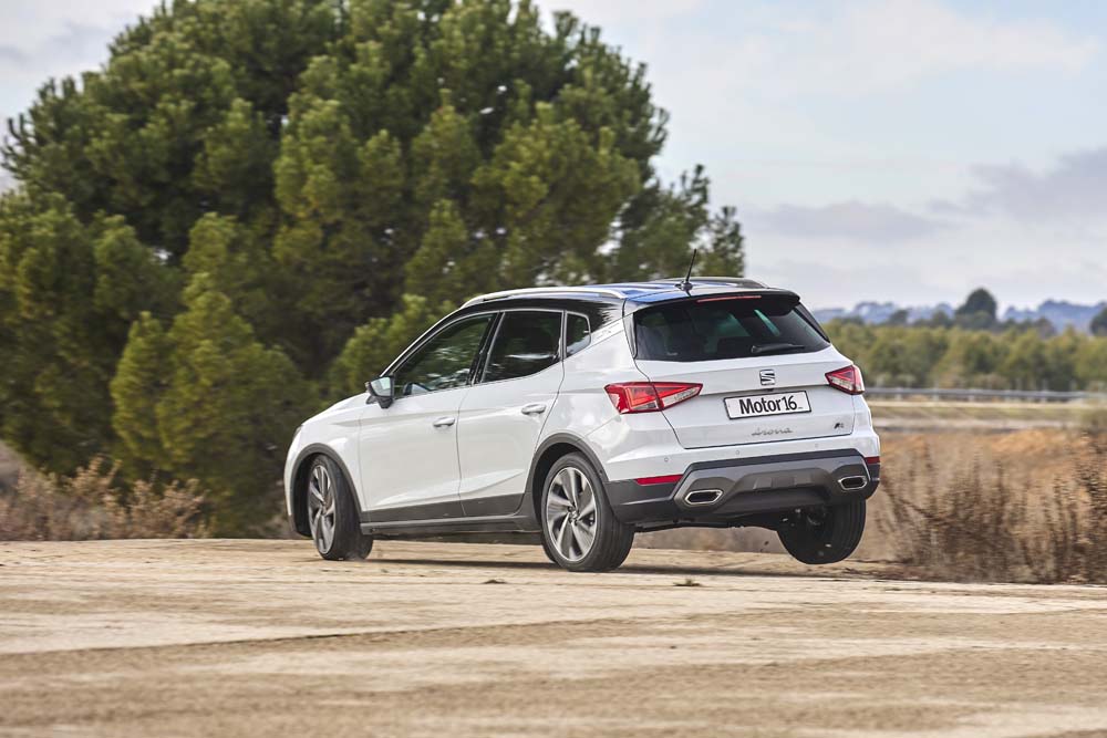 Comparativa Seat Arona 1.0 TSI, Peugeot 2008 1.2 PureTech y VW T-Cross 1.0 TSI 8 Motor16 Seat Arona