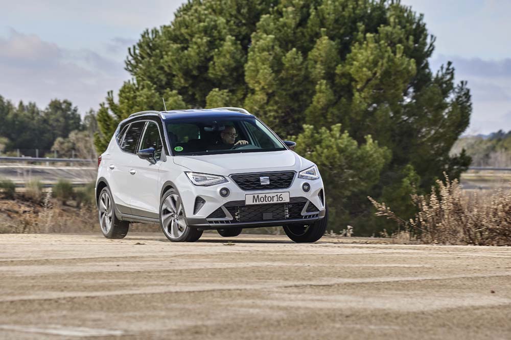 Comparativa Seat Arona 1.0 TSI, Peugeot 2008 1.2 PureTech y VW T-Cross 1.0 TSI 12 Motor16 Seat Arona