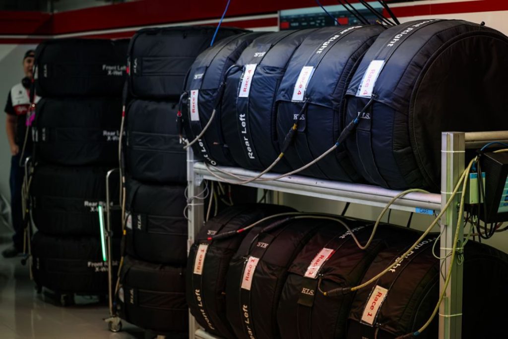 La crónica de unos accidentes anunciados: cómo destrozar coches de millones de euros ¿también en la Fórmula 1? 1 Motor16 La prohibición de los calentadores de neumáticos puede provocar accidentes