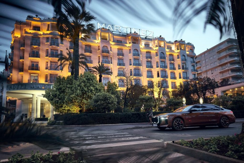 El BMW i7 M70 xDrive lo enseña todo en Cannes 2 Motor16 The Calm BMW Cannes1 Motor16