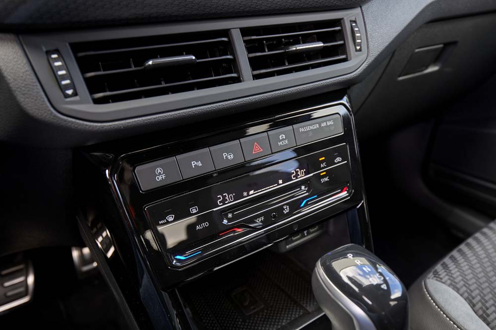 Comparativa Seat Arona 1.0 TSI, Peugeot 2008 1.2 PureTech y VW T-Cross 1.0 TSI 84 Motor16 Volkswagen T Cross 19 Motor16