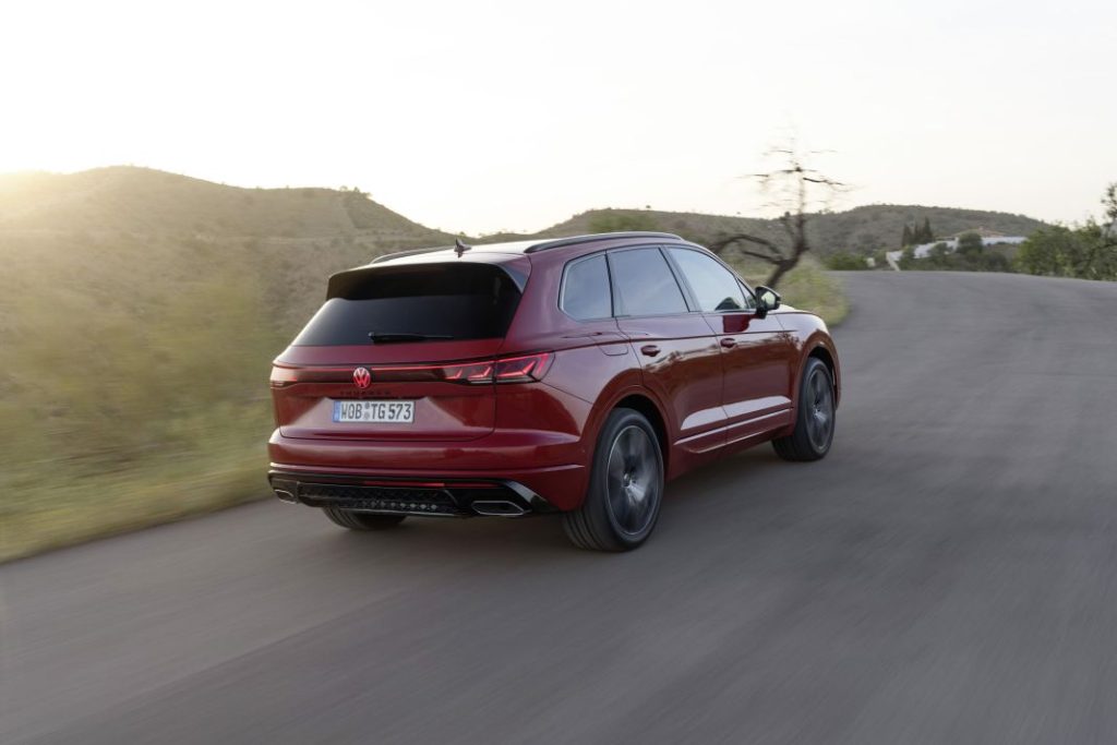 El Volkswagen Touareg R eHybrid, el SUV estrella de la marca, ya tiene precio 1 Motor16 2023 Volkswagen Touareg R eHybrid. Imagen movimiento.