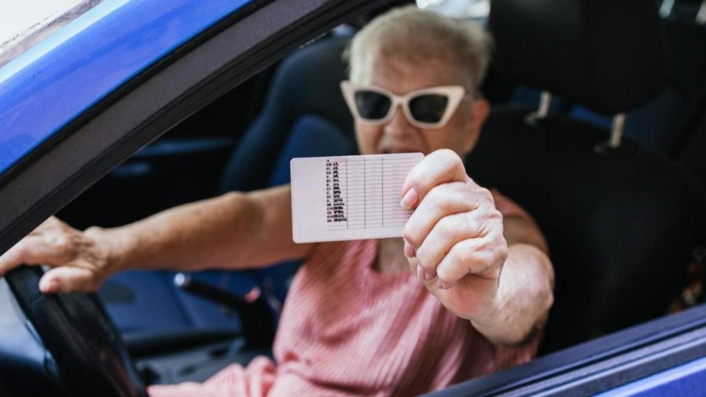 Dos años de vigencia y nuevas pruebas: el cambio de la DGT para renovar el carnet a partir de los 70 años 135 Motor16 conducir