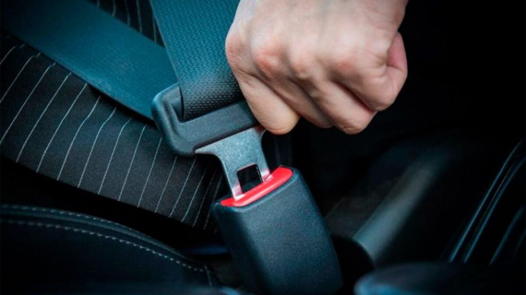 La pieza que esconde el cinturón de seguridad y que seguro no conocías 47 Motor16 cinturón