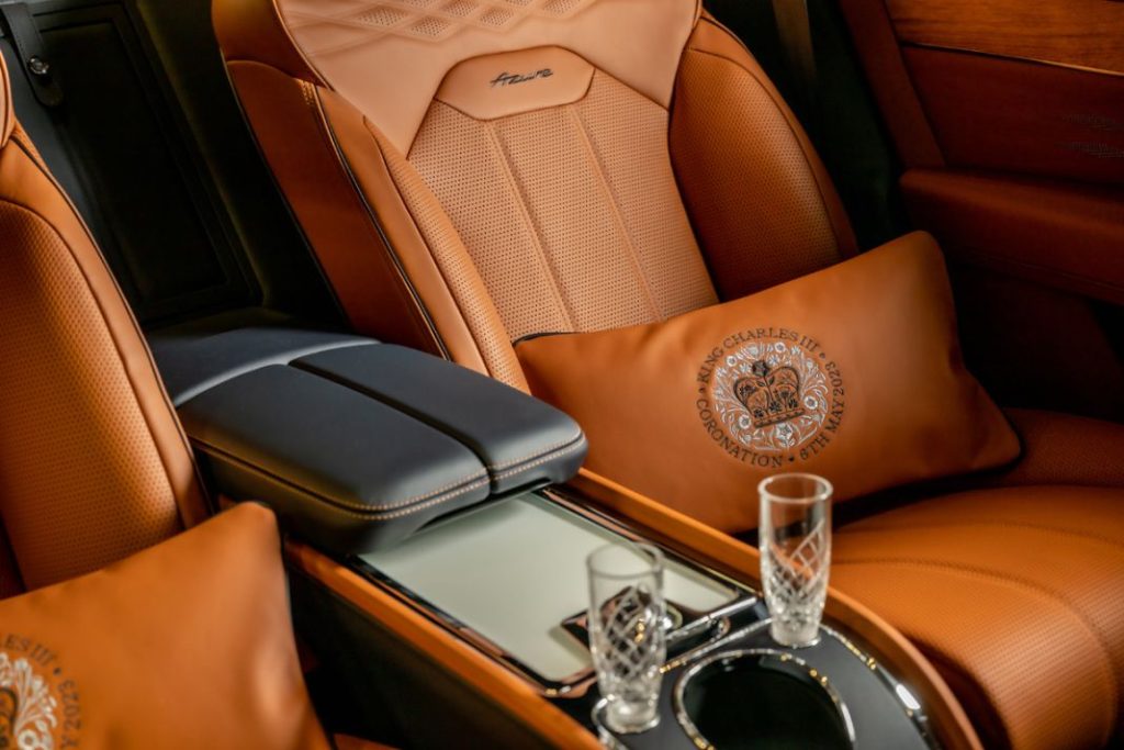 Así celebra Bentley la coronación de Carlos III 1 Motor16 cojines bentley coronacion carlosIII12 Motor16