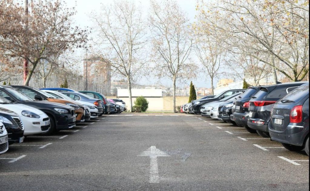 ¿Me pueden multar por guardar una plaza de aparcamiento? 148 Motor16 prohibido