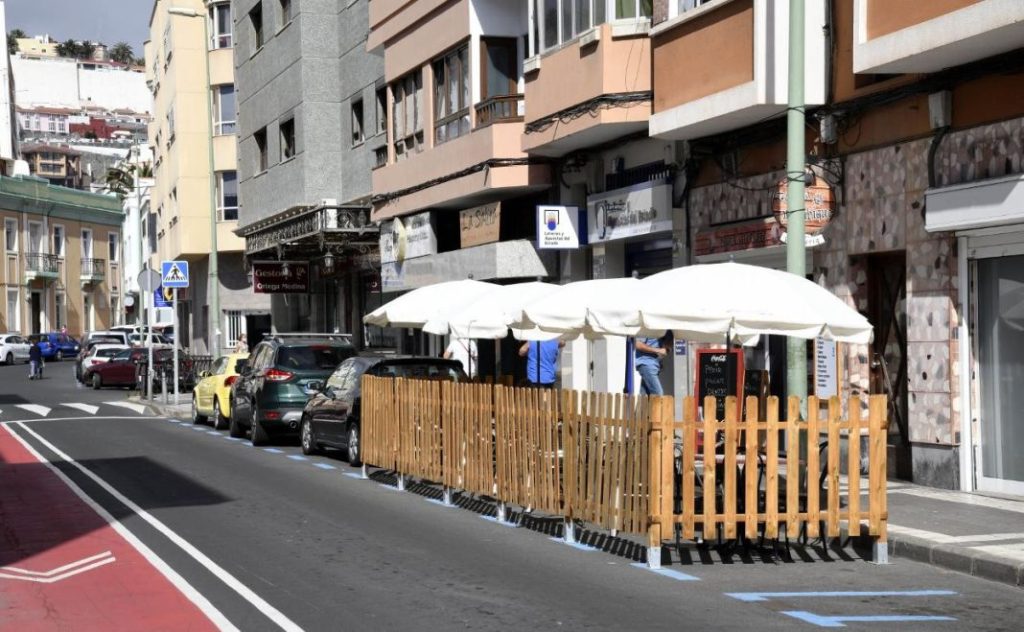 La imagen de la discordia y con la que la Guardia Civil pide respetar las aceras 170 Motor16 Terraza bar en calzada. Guardia Civil. Imagen.