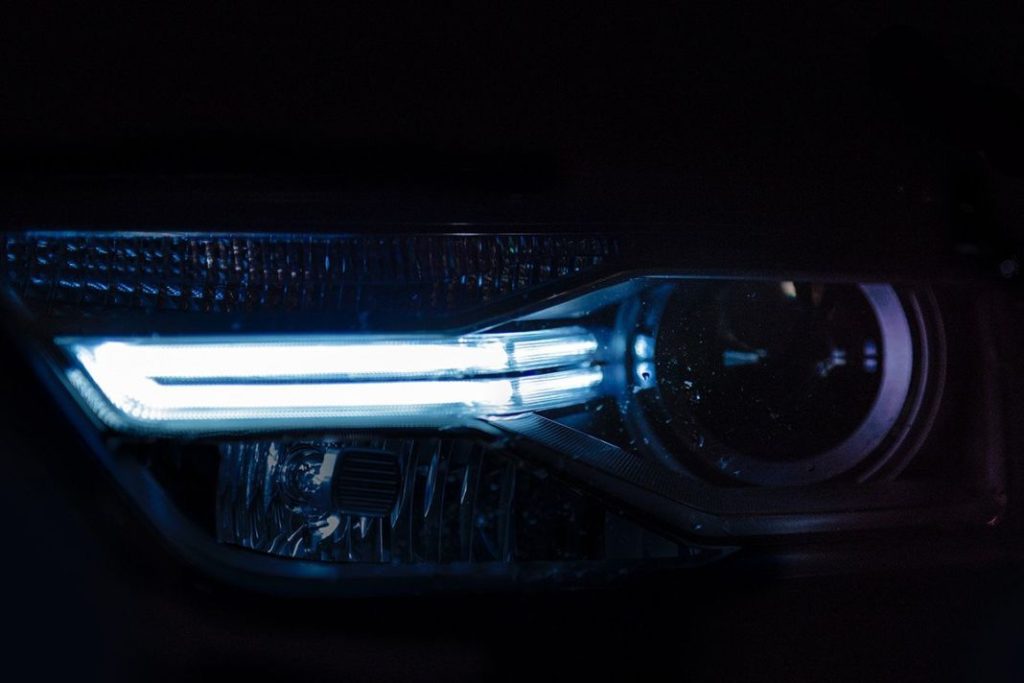 Las ventajas de cambiar las bombillas halógenas de tu coche por unas LED 74 Motor16 reguladas