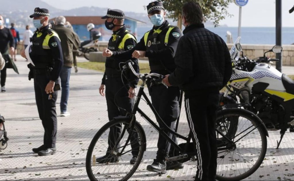 La imagen de la discordia y con la que la Guardia Civil pide respetar las aceras 171 Motor16 plazas