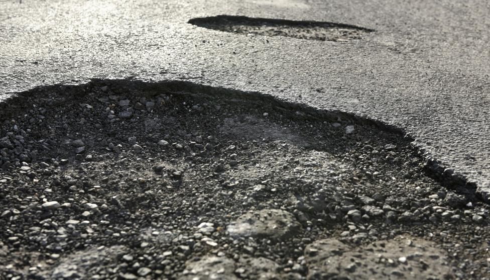 ‘Está arreglando baches sin permiso’. Y por eso este vecino está en busca y captura 25 Motor16 baches