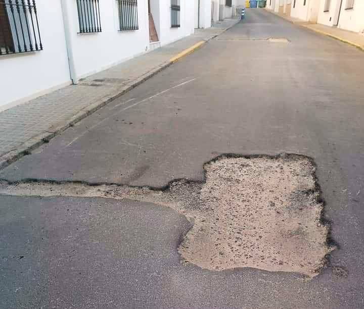 ‘Está arreglando baches sin permiso’. Y por eso este vecino está en busca y captura 24 Motor16 bache