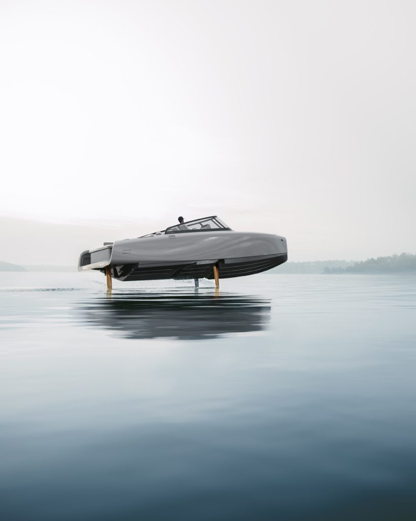Polestar quiere conquistar el mar: así evoluciona su barco eléctrico 2 Motor16 Las hidroalas del Candela C-8 Polestar han sido pintadas en el icónico color dorado sueco.