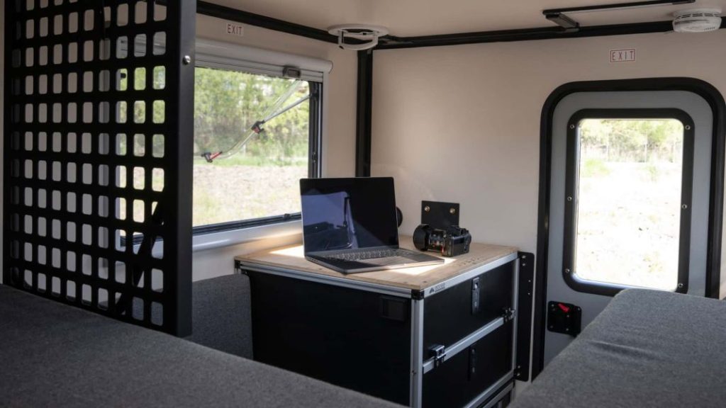 ¿Tienes un Jeep Gladiator, un Ford Ranger o un Toyota Hilux? Conviértelo en camper sin esfuerzo con este módulo 10 Motor16 scout campers tuktut 13 Motor16