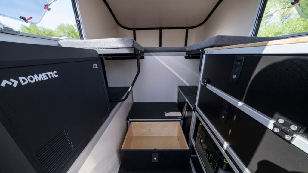¿Tienes un Jeep Gladiator, un Ford Ranger o un Toyota Hilux? Conviértelo en camper sin esfuerzo con este módulo 3 Motor16 scout campers tuktut 8 Motor16