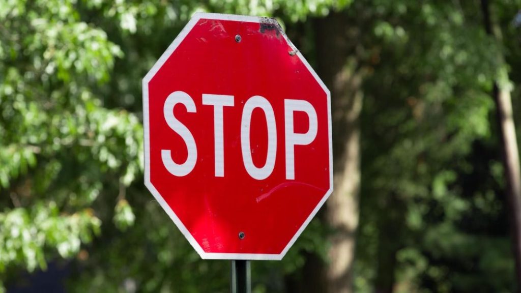 Es una de las señales de la DGT más conocidas, pero de las más ignoradas y sancionadas 18 Motor16 Stop