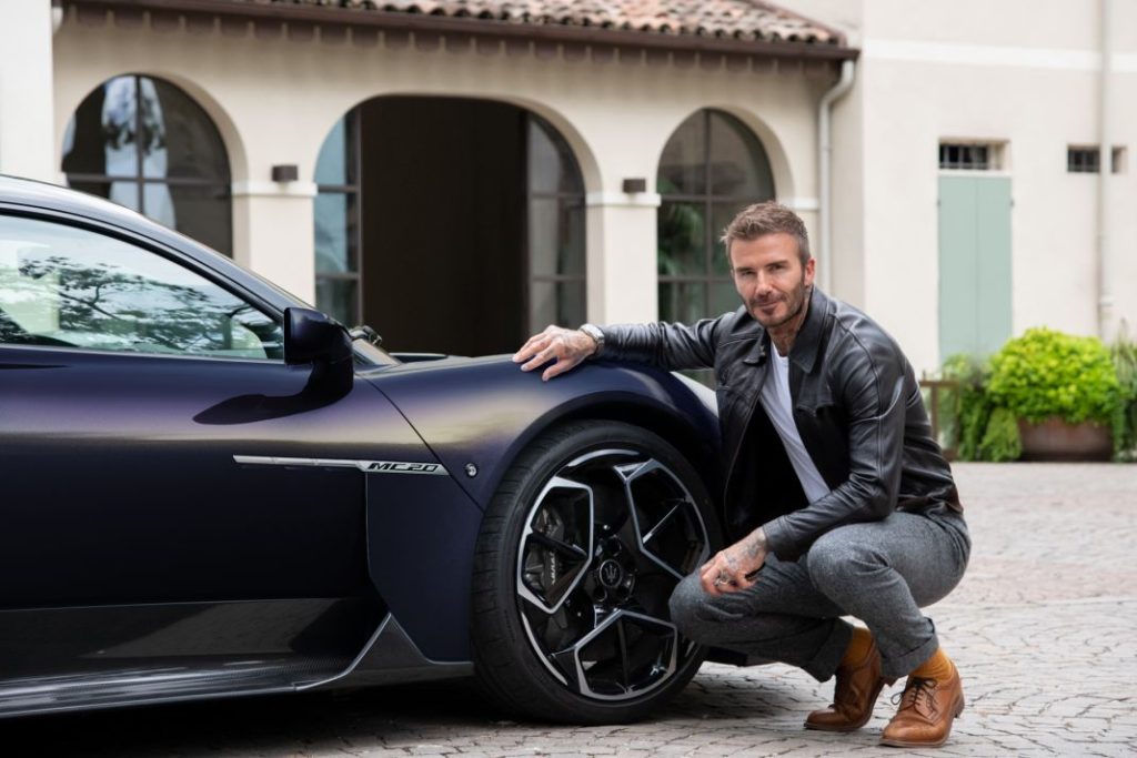 Así son las nuevas tiendas de Maserati: lujo y experiencias a la altura de la marca del tridente 9 Motor16 1A.MaseratiFuoriserieEssentials DavidBeckhamwithMC20 Motor16