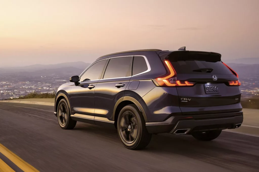 El nuevo Honda CR-V estrena acabado al otro lado del charco 1 Motor16 2023 Honda CR-V USA. Imagen movimiento trasero.