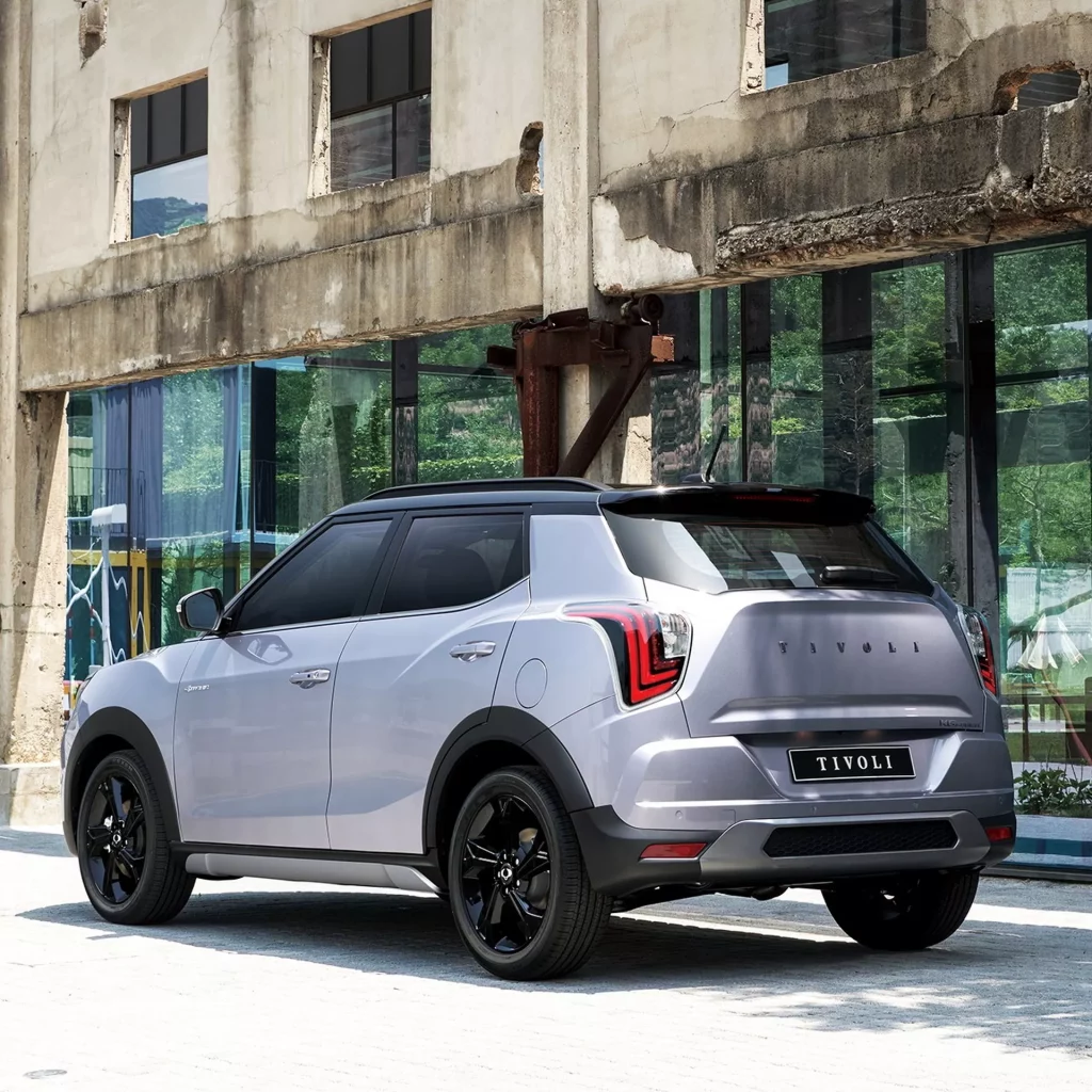 La nueva cara del SsangYong Tivoli tras firmarlo KG Mobility 4 Motor16 2023 KG Mobility SsangYong Tivoli. Imagen estática trasera.