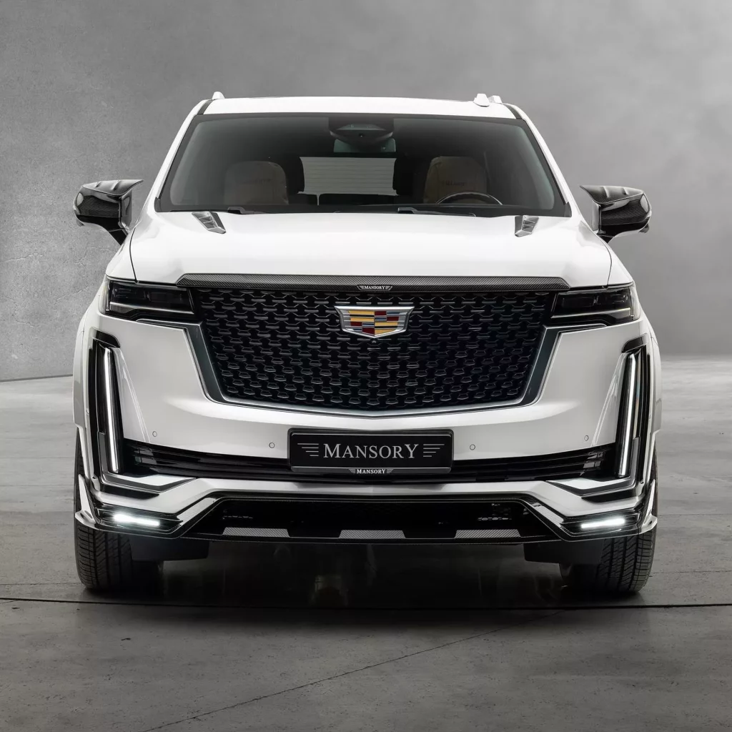 2023 Mansory Cadillac Escalade. Imagen estudio frontal.