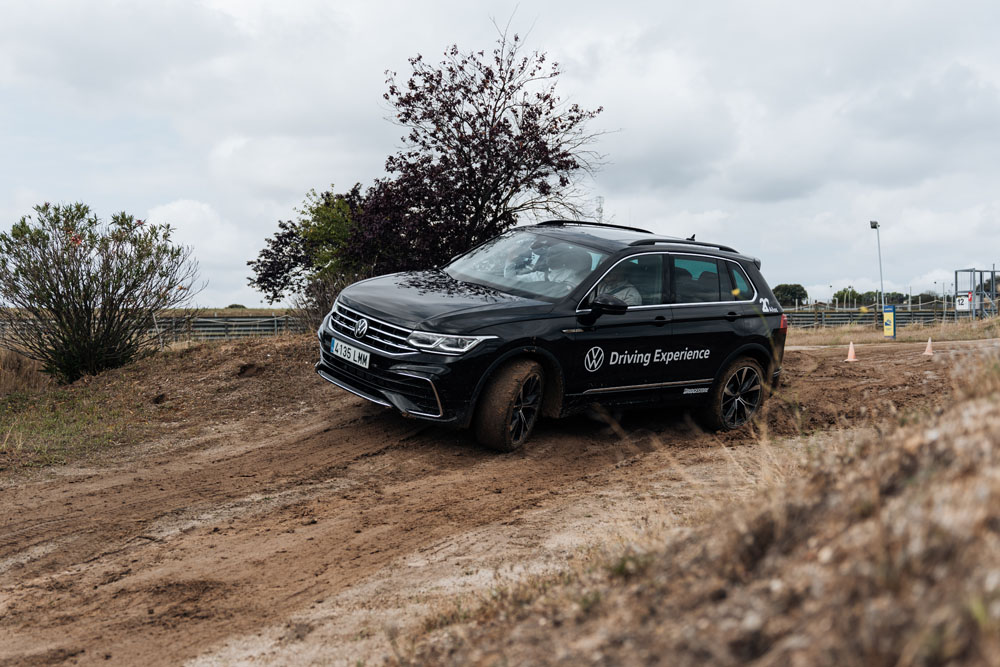 Volkswagen Driving Experience. 20 años velando por tu seguridad 20 Motor16 2023 Volkswagen Driving Experience 17 Motor16