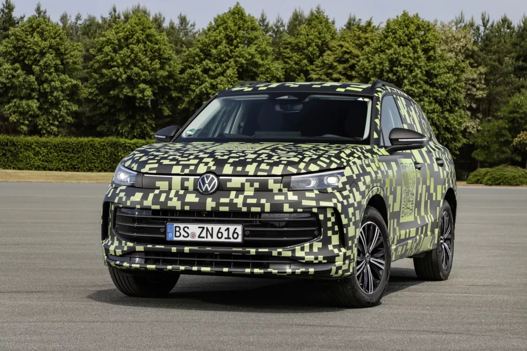 2023 Volkswagen Tiguan camuflado oficial. Imagen estática frontal.