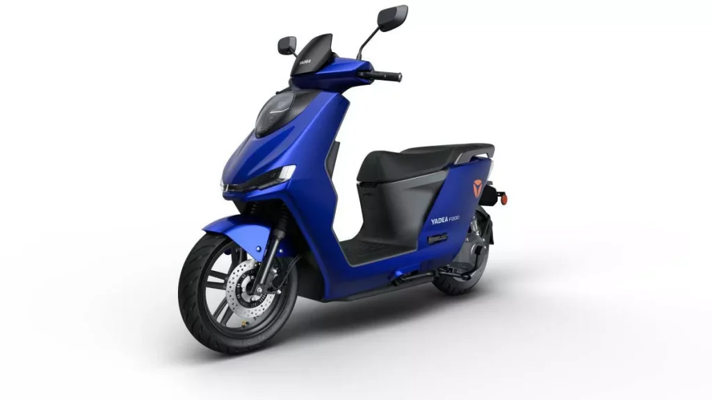2023 Yadea F200 Scooter eléctrico Porsche. Imagen estudio.