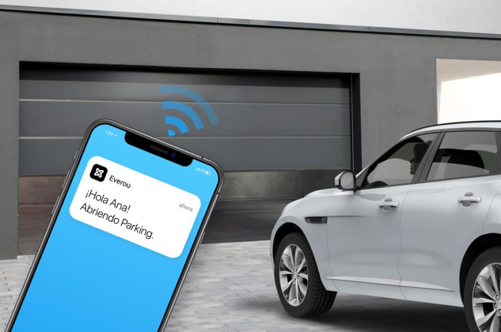 Android Auto estrena una función inédita que te facilita la vida 2 Motor16 2023 Android Auto Puerta de garaje. Imagen smartphone.