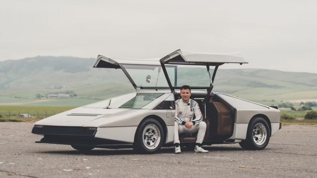 44 años después, el Aston Martin Bulldog consigue su objetivo 1 Motor16 2023 Aston Martin Bulldog. Imagen récord.