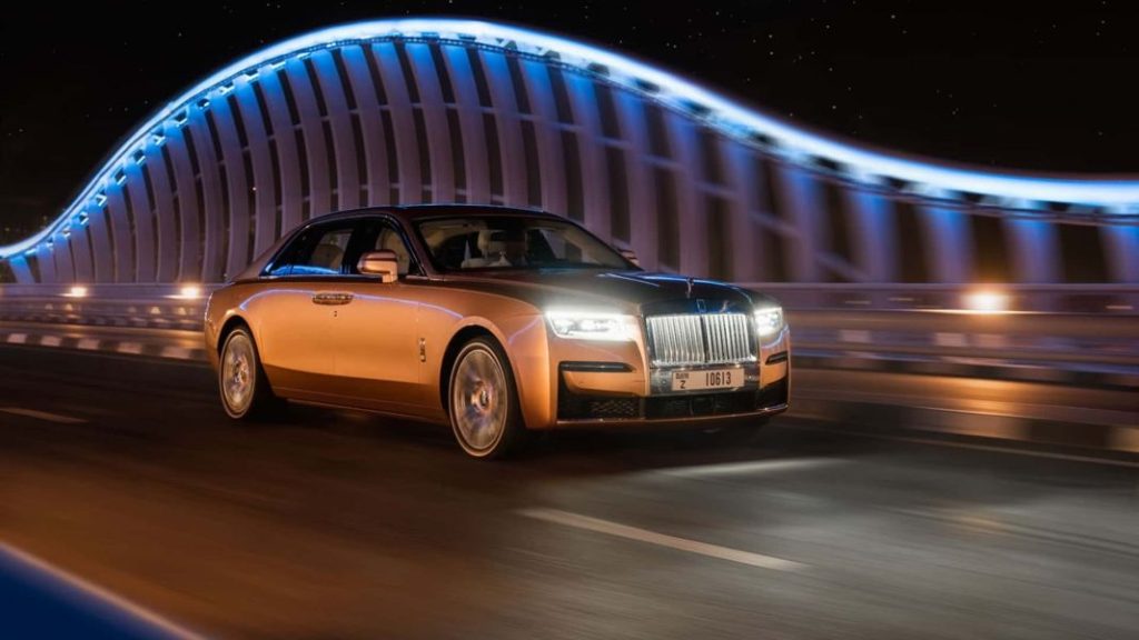 Así es el primer Rolls-Royce Ghost creado por y para Dubai 6 Motor16 2023 rolls royce ghost ewb private office dubai 2 Motor16