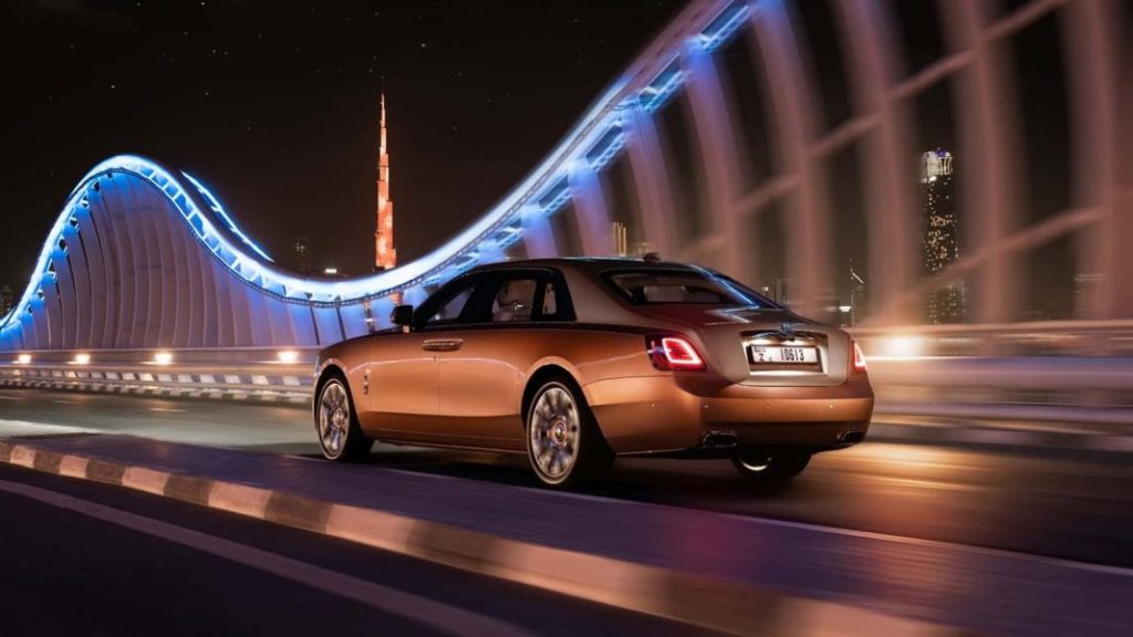 Así es el primer Rolls-Royce Ghost creado por y para Dubai 3 Motor16 2023 Rolls-Royce Ghost EWB Private Office. Imagen movimiento.