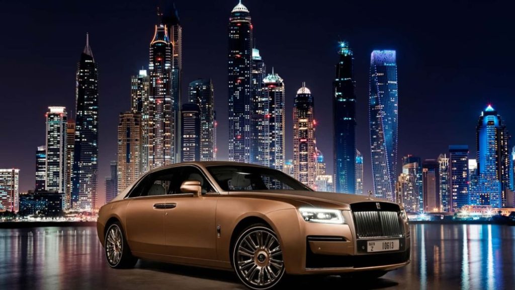 Así es el primer Rolls-Royce Ghost creado por y para Dubai 1 Motor16 2023 Rolls-Royce Ghost EWB Private Office. Imagen estática.